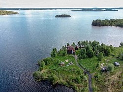 Дом в Карелии на берегу озера,